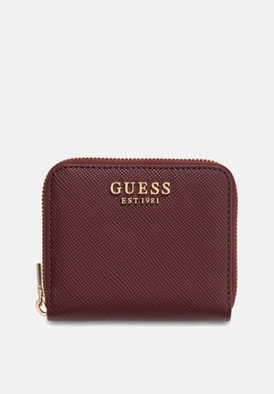 Kompakte weinrote Guess-Geldbörse mit strukturierter Oberfläche, goldenem Reißverschluss und goldenem "GUESS EST 1981"-Logo vorne.