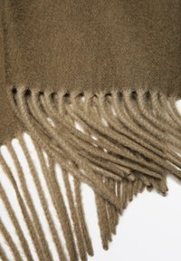 Sciarpa di lana marrone con una texture morbida, caratterizzata da frange lunghe lungo un bordo e un design solido ed uniforme in tutto.