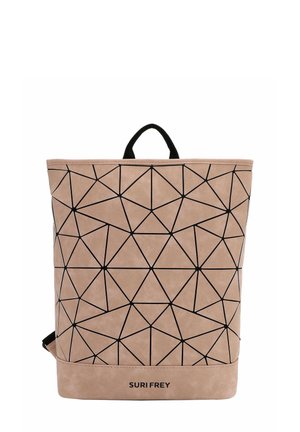 Zaino beige con un design geometrico a linee nere, realizzato in materiale morbido, dotato di manico superiore e spallacci regolabili.
