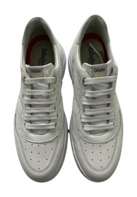 Sneakers bianchi in pelle con finitura liscia, punta tondeggiante, dettagli perforati, lacci piatti e suola imbottita. Etichetta del marchio sulla linguetta.