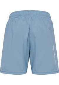 Ljusblå sportshorts i ett smidigt material, med elastisk midja och en diskret logodetalj på sidan.