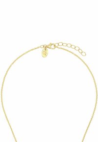 Pulsera de cadena de oro con un cierre de langosta, que presenta un diseño de eslabones delicados y una pequeña etiqueta ovalada con un logo en relieve.