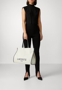 Lacoste HERITAGE  - Pirkinių krepšys - farine/sinople