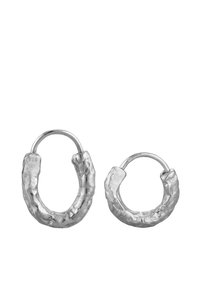 Silvriga hoopsringar med en texturerad, ojämn yta. Varje ring har en något olika storlek och design, vilket visar en rå, organisk estetik.