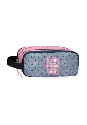 Neceser rectangular con doble cremallera, patrón de corazones azules, parte superior rosa, asa negra y logo "Pepe Jeans London" en rosa y blanco en el frente.