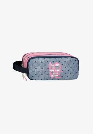 Neceser rectangular con doble cremallera, patrón de corazones azules, parte superior rosa, asa negra y logo "Pepe Jeans London" en rosa y blanco en el frente.