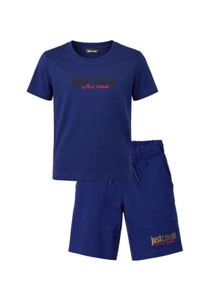 Completo composto da t-shirt blu navy a maniche corte e pantaloncini abbinati con il logo "Just Cavalli Little Rogue" stampato su entrambi i capi.