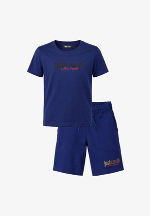 Completo composto da t-shirt blu navy a maniche corte e pantaloncini abbinati con il logo "Just Cavalli Little Rogue" stampato su entrambi i capi.