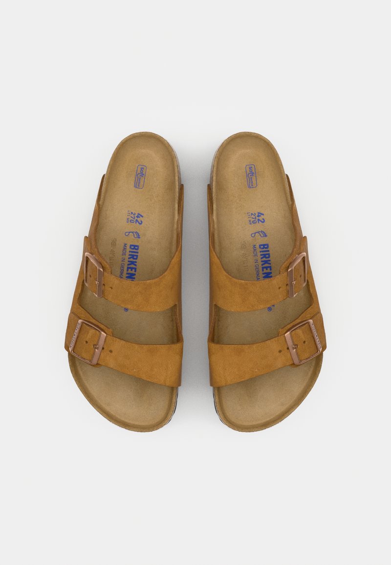 Sandali slide in suede marrone con due cinturini regolabili, fibbie in rame e una soletta in sughero sagomata. Taglia indicata come 42.