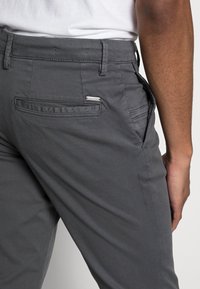Jack & Jones JJIOLLIE FRED AMA ASPHALT - Chinos - asphalt