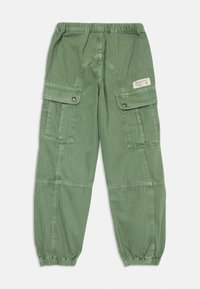 Grüne Cargo-Hosen mit elastischem Bund, mehreren Seitentaschen und gerafften Knöcheln. Hergestellt aus weichem, strukturiertem Stoff mit Nahtdetails.