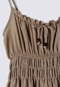 Abito senza maniche color marrone chiaro con scollatura arricciata, cintura regolabile e vita elastica arricciata con due perline decorative.