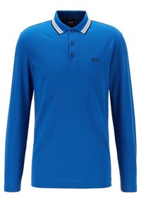 Blå långärmad polo med ett enfärgat mönster, med en kontrasterande randig krage, tre-knapps knäppning och broderad logotyp på bröstet.