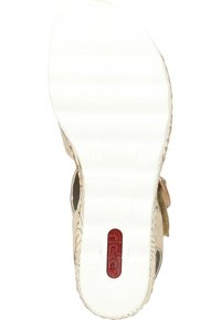 Sandale beige avec une semelle texturée. Présente un logo rouge sur la semelle intérieure et un motif décoratif le long des bords, fabriquée à partir de matériaux synthétiques.