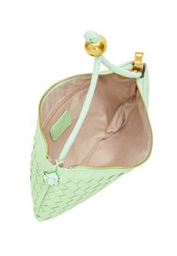 Borsa a tracolla in pelle intrecciata verde con zip dorata e un accentuo arrotondato. L'interno presenta un rivestimento liscio di un beige chiaro.