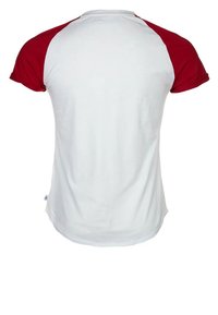 Röd och vit kortärmad raglantröja. Slät tyg, rundad nederkant, vit kropp med röda ärmar, inga märkbara mönster eller accenter.