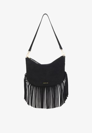 Borsa a tracolla in camoscio nero con un design curvo, dotata di dettagli in oro e lunghe frange alla base. Tracolla regolabile inclusa.