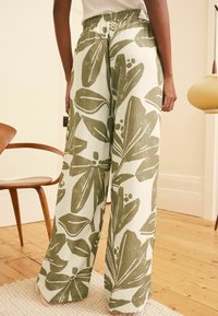 Next Pyjamahousut/-shortsit - green ecru leaf