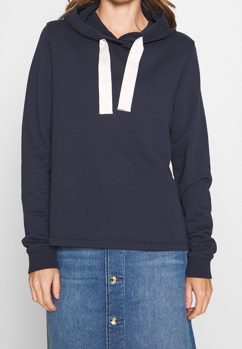 Marinblå hoodie med en känguruficka, med en huva med dragsko och off-white band. Mjuk, strukturerad tyg; avslappnad passform.