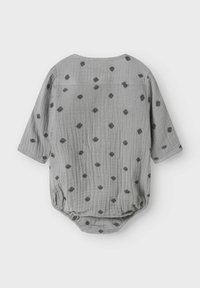 Grå muslin babybodysuit med långa ärmar, prydd med ett mönster av svarta prickar. Rundad halsringning och elastisk nederkant för enkel påklädning.