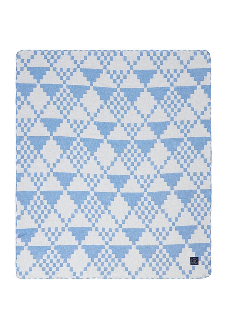 Blauw en witte gehaakte deken met een geometrisch patroon van diamanten en ruiten, met een gladde textuur en afgewerkte randen.