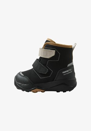 Schwarzer wasserdichter Stiefel mit beigen Akzenten, zwei Klettverschlussriemen, Gummisohlen, strukturiertem Obermaterial und braunen Details an der Ferse.