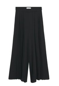 Zwarte wijde broek van gladde stof, met plooien vanaf de tailleband en een gestructureerde silhoutte. Geen zichtbare hardware of patronen.