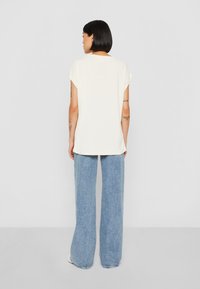 Urban Classics EXTENDED SHOULDER - Pamata T-krekls - whitesand