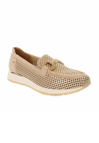 Zapato beige de lona perforado tipo slip-on con textura suave, detalle de hardware en tono dorado y suela acolchada para mayor comodidad y soporte.