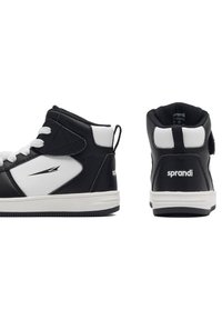 Čierno-biele vysoké tenisky zobrazené z boku a zozadu, s bielymi šnúrkami, pútkom a logom značky "sprandi".