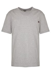 Harmaa lyhythihainen t-paita, joka on valmistettu pehmeästä puuvillasta. Paidassa on pyöreä kaula-aukko ja pieni logopatch vasemmalla rintataskualueella.