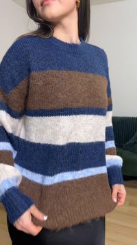 Πλεκτό πουλόβερ με οριζόντιες ρίγες σε σκούρο μπλε, ανοιχτό μπλε, καφέ και κρεμ. Μαλακή υφή με χαλαρή εφαρμογή και ριμπ μανσέτες.