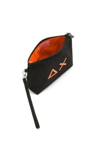 Pochette nera con zip e interno arancione, caratterizzata da disegni geometrici all'esterno. Include un cinturino per il polso per un trasporto facile.