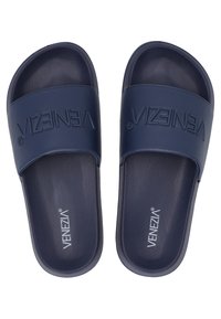 Granatowe klapki wykonane z fakturowanego materiału syntetycznego, z szerokim paskiem przyozdobionym wytłoczonym logo "VENEZIA" na górze. Płaska podeszwa.