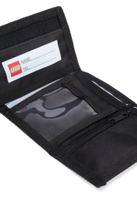 Portofel din material textil negru cu o textură cusută, fereastră transparentă pentru ID, buzunar cu fermoar și logo LEGO imprimat pe o etichetă albă în interior.
