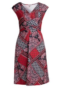 Ein rot-schwarzes gemustertes Kleid mit kurzen Kapärmelchen, einem Wickel-Design und verschiedenen geometrischen Druckmustern auf dem Stoff. Glatte Textur.