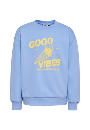 Lyseblå sweatshirt med gul tekst "GOOD VIBES" og grafik af en isvaffel lavet af en fodbold og net, med teksten "Serve The Game".