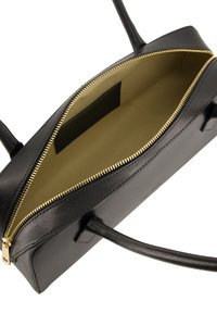 Schwarze Lederhandtasche mit einer glatten, strukturierten Oberfläche. Verfügt über einen goldenen Reißverschluss, beigen Innenfutter und doppelte Griffe. Offenes Design.