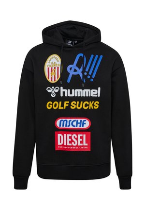 Sort hættetrøje med flere logoer og tekster i hvid, blå, gul og rød, inklusive "GOLF SUCKS," "hummel," "MSCHF," og "DIESEL."