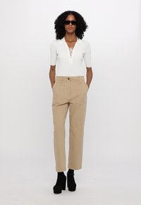 WEEKEND MaxMara OTTOBRE - Chinot - beige