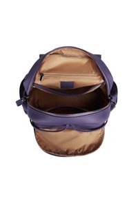Sac en cuir violet avec un extérieur texturé. L'intérieur présente une doublure en tissu beige, une poche zippée et des compartments supplémentaires pour l'organisation.