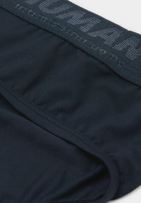 Mörkblå herrunderkläder med ett texturerat elastiskt midjeband med präglad text. Tillverkade av mjukt, stretchigt tyg med en åtsittande form.