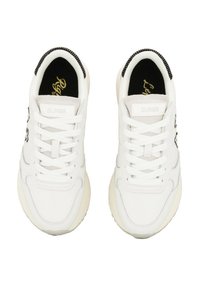Sneaker bianchi SUN68 con lacci, suole interne nere, colletto imbottito e suola testurizzata, viste dall'alto.