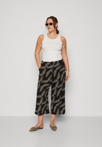 Vero Moda Curve VMCEASY CULOTTE PANTS - Hlače - black/kanya