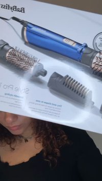 Babyliss Style Pro med blåt håndtak, tre stylingbørstehoder og et elegant design med gullaksenter og teksturert grep.