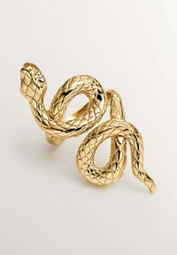Anillo de oro en forma de serpiente con un diseño texturizado de escamas. La banda presenta una forma enrollada, destacando su acabado metálico brillante.