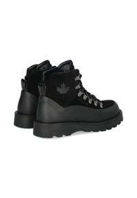 Stivaletti da trekking neri con tomaia in suede, suola in gomma, occhielli in metallo e logo a forma di foglia d'acero sul tallone. Design robusto e durevole per l'uso all'aperto.