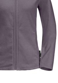 Giacca in pile di un viola tenue. Chiusura con zip frontale e due tasche laterali. Maniche lunghe con una texture di tessuto liscia e dettagli di cucitura sottili.