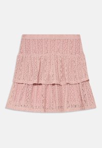 Rosa blondesekk med et lagdelt design som har lag med volanger og en strukturert overflate. Stoffet har et delikat blomstermønster.