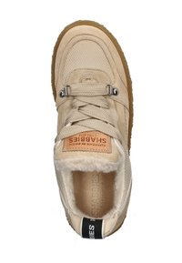 Sneaker in suede beige con spesse stringhe, morbida fodera in pelliccia, suola in gomma e etichetta in pelle "SHABBIES" sulla linguetta e sul tallone.